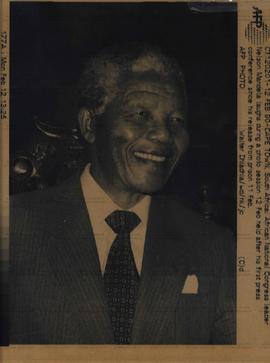 Sessão de fotos com Nelson Mandela após sua libertação do presídio Victor Verster, no Congresso Nacional da Africa do Sul (Cidade do Cabo-África do Sul, 12 fev. 1990). / Crédito: Mark Peters
