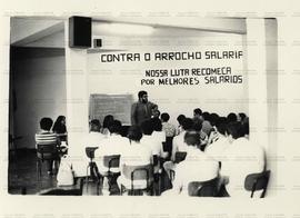 Assembleia de greve dos servidores na Associação dos Servidores do Hospital das Clínicas (ASHC) (São Paulo-SP, 6 mar. 1979). / Crédito: Ennio Brauns Filho.