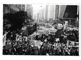 Passeata pró-impeachment de Collor (São Paulo-SP, 25 ago. 1992). / Crédito: Matuiti Mayezo/Folha Imagem.