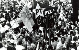 Comício de encerramento do primeiro turno da campanha presidental promovido pela candidatura “Lula Presidente” nas eleições de 1989 (São Paulo-SP, 12 nov. 1989). / Crédito: Vera Lúcia