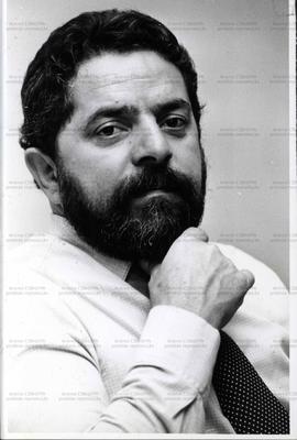 Retrato de Luiz Inácio Lula da Silva (Local desconhecido, 22 fev. 1989). / Crédito: Delfim Martin...