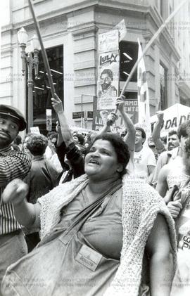 Passeata no centro bancário promovida pela candidatura “Lula Presidente” (PT) nas eleições de 1989 (São Paulo-SP, 06 set. 1989). / Crédito: Aguinaldo Zordenoni