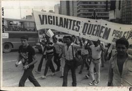 Manifestação de vigilantes pela defesa de aumento do piso salarial (São Paulo-SP, Data desconhecida). / Crédito: Maristela Mafei