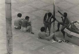 Retrato de catadores de papel&atilde;o sentados em escada (S&atilde;o Paulo-SP, 1989). / Cr&eacute;dito: Andr&eacute; Sader