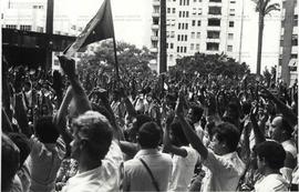 Assembleia dos servidores dos Correios (ECT) em greve (Local desconhecido, 19 out. 1985).  / Crédito: Maurício Carvalho/D. Associados.