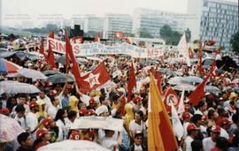 [Marcha dos trabalhadores sem terra a Brasília, Marcha dos cem mil (Brasília-DF, 17 abr. 1997)?]. / Crédito: Autoria desconhecida.