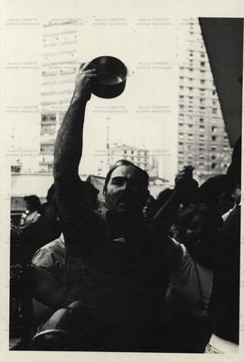 Ato de servidores públicos em protesto contra a intervenção do Governo Federal no Sindicato dos Metalúrgicos do ABC, realizado em frente a Câmara Municipal (São Paulo-SP, 23 mar. 1979). / Crédito: Ennio Brauns Filho.