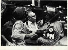 Repressão policial contra reunião do Diretório Regional do MDB, bairro Campo Grande (Salvador-BA, 13 mai. 1978). / Crédito: Luciano Andrade.