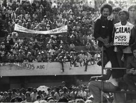 Assembléia dos metalúrgicos no Estádio da Vila Euclides em ato do 1º de Maio (São Bernardo do Campo-SP, 1980). / Crédito: Silvestre P. Silva.