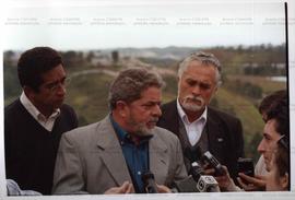 Visita da candidatura &quot;Lula Presidente&quot; (PT) comunidade carente nas [eleições de 2002?]...