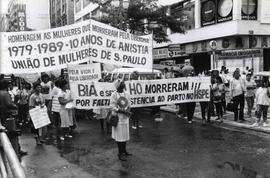 Passeata de mulheres em protesto pelas mortes e falta de assistência no Hospital do Servidor Público Estadual (HSPE) ([São Paulo-SP], 1989). / Crédito: Verônica Paulics