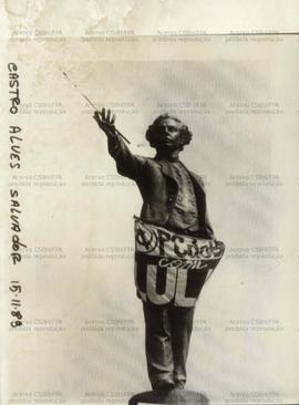 Retrato da estátua de Castro Alves envolta por bandeira da campanha Lula presidente nas eleições de 1989 (Salvador-BA, 15 nov. 1989). / Crédito: Autoria desconhecida/Banco de dados de [Ilegível].