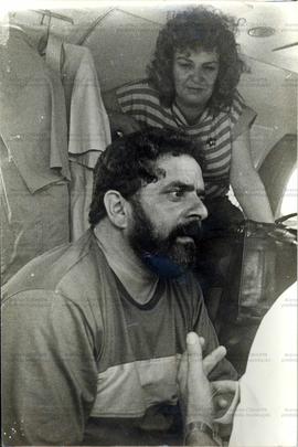 Lula e Marisa dentro do avião no aeroporto, no contexto da campanha de 1989 (João Pessoa-PB, 1989).  / Crédito: Autoria desconhecida .