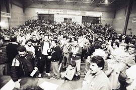 Assembleia do Sindicato dos Metroviários de São Paulo, pela greve (São Paulo-SP, 26 abr. 1995). C...