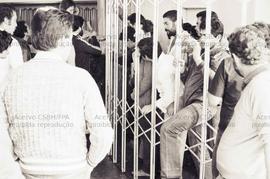 Assembleia dos metalúrgicos do ABC após a invasão no sindicato sob intervenção (Local desconhecido, 31 mar. 1984). Crédito: Vera Jursys