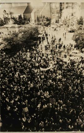 Concentração dos professores no Largo São Bento (São Paulo-SP, mar. 1979). / Crédito: Marcos A. D. Andrade.