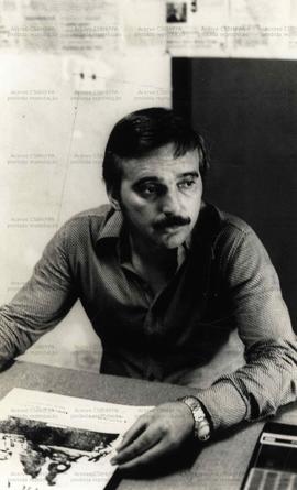 Entrevista do deputado federal Antônio Carlos de Oliveira (PT-MS) na sede do jornal Em Tempo ([São Paulo-SP?], dez. 1980/jan. 1981). / Crédito: Autoria desconhecida.