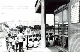 Comício em porta de fábrica promovido pela candidatura &#039;Lula Presidente” (PT) nas eleições de 1989 (São Bernardo do Campo-SP, 1989). / Crédito: Roberto Parizotti