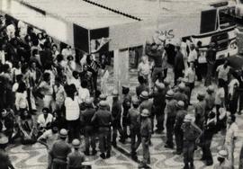 Repressão policial a manifestação [de trabalhadores em greve?] (Juiz de Fora-MG, mai. 1978). / Crédito: Autoria desconhecida.