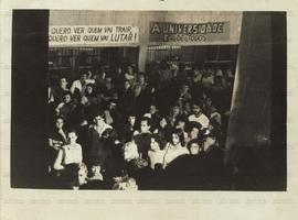 Mobilização de estudantes contra a portaria do restaurante universitário na UFRGS (Rio Grande do Sul, mar. 1982). / Crédito: João Batista.