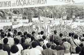 Ato unificado (CUT e CGT) do 1º de Maio, Dia do Trabalhador, realizado na Praça da Sé (São Paulo-SP, 01 mai. 1983). Crédito: Vera Jursys