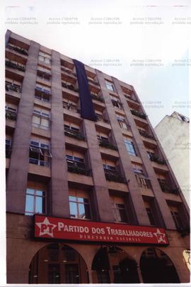 Fachada do Diretório Nacional do PT (São Paulo-SP, 2002). / Crédito: Cesar Hideiti Ogata