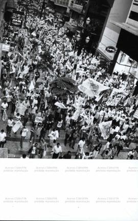 Passeata da campanha Lula presidente pela educação, no Largo São Francisco, nas eleições de 1994 (São Paulo-SP, 2 set. 1994). / Crédito: Ricardo A. Pereira.