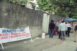 Protesto da campanha contra demissões realizado por bancários em agência Bradesco na Cidade de De...