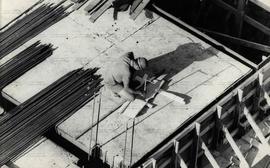 Homens trabalham em obra da construção civil (Local desconhecido, 22 dez. 1977 a 12 jan. 1978).  / Crédito: Paulo Rubens Fonseca.