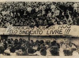 Assembleia geral dos trabalhadores da construção civil em greve (Porto Alegre-RS, ago. 1979). / Crédito: Autoria desconhecida.