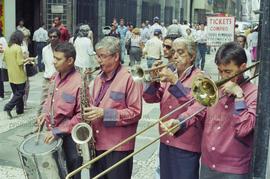 Atos dos bancários em frente à agência Banerj no Centro de São Paulo (São Paulo-SP, mar. 1996). C...