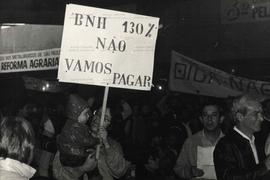 Evento não identificado [Manifestação popular contra a política do BNH?] (São Paulo, data desconhecida). / Crédito: Lau Polinesio.