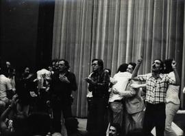 [Assembleia geral dos jornalistas realizada no Teatro Tuca da PUC-SP que deflagra a greve da categoria (São Paulo-SP, 22 mai. 1979).] / Crédito: Jesus Carlos.