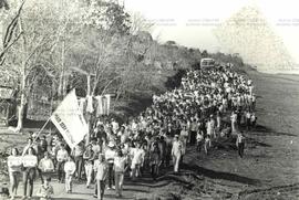 Marcha de trabalhadores rurais sem terra (Local desconhecido, Data desconhecida). / Crédito: Autoria desconhecida/Jornal dos Trabalhadores