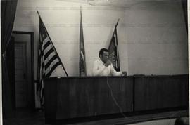 Retrato do sindicalista José Pedro da Silva (Zé Pedro) em evento não identificado na sede do sindicato ([Osasco-SP], [1978?]). / Crédito: Niels Andreas.