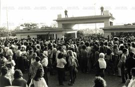 Manifestação dos servidores públicos de São Paulo na frente do Palácio dos Bandeirantes (São Paulo-SP, 14 jun. 1983). / Crédito: Lau Polinesio.