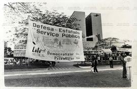 Ato contra a privatização da Vale do Rio Doce em frente ao Memorial 9 de Novembro durante a campanha Lula presidente nas eleições de 1989 (Volta Redonda-RJ, 1989). / Crédito: Roberto Parizotti.