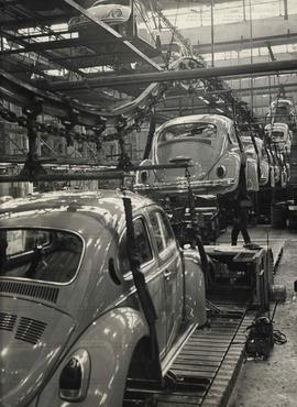 Retrato da linha de produção da fábrica Volkswagen (São Bernardo do Campo-SP, Data desconhecida)....