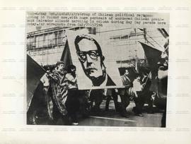 Passeata de refugiados políticos chilenos nas comemorações do 1o. de Maio (Varsóvia-Polônia, 1 mai. 1975). / Crédito: Autoria desconhecida/The Associated Press.