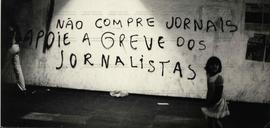 Pichação em apoio à greve dos jornalistas (Local desconhecido, Data desconhecida).  / Crédito: Jesus Carlos.