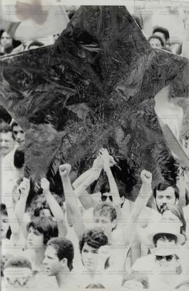 Comício da dandidatura “Suplicy Governador” (PT) realizado na praça da Sé durante as eleições de 1986 (São Paulo-SP, 1986). / Crédito: Autoria desconhecida