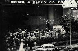 [Manifestação na praça 7 de Setembro pela Anistia e arrecadação de fundos para libertação de Flávia Schilling, organizado pelo MFPA e CBA (Belo Horizonte-MG, 5 set. 1979).]  / Crédito: Autoria desconhecida.