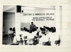 Assembleia de greve dos servidores na Associação dos Servidores do Hospital das Clínicas (ASHC) (São Paulo-SP, 6 mar. 1979). / Crédito: Ennio Brauns Filho.