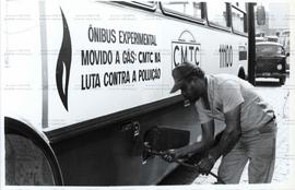 Homem abastece ônibus da CMTC movido a gás ([São Paulo-SP?], Data desconhecida). / Crédito: Hozum...