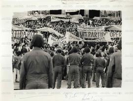 Ato contra a carestia organizado pelo Movimento Custo de Vida na praça da Sé (São Paulo-SP, 27 ago. 1978). / Crédito: Jesus Carlos.