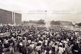 Ato da candidatura “Lula governador” (PT), realizado na Assembleia Legislativa nas eleições de 1982 (São Paulo-SP, 1982). Crédito: Vera Jursys