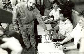 Lula, cadidato à Presidência pelo PT, em votação de segundo turno das eleições de 1989 (São Bernardo do Campo-SP, 15 nov. 1989). / Crédito: Roberto Parizotti