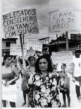 Caravana de Prioridades do Orçamento Participativo, no bairro Canal 3 de Maio ([Belém-PA, 2000]). / Crédito: Mira Jatene