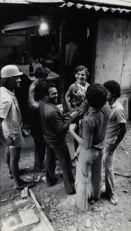 Homens trabalham em obra da construção civil (Local desconhecido, 22 dez. 1977 a 12 jan. 1978). / Crédito: Paulo Rubens Fonseca.
