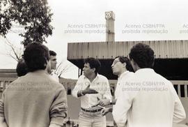 Reunião de porta de fábrica com candidaturas do PT em frente a ZF (São Caetano do Sul-SP, 1988). Crédito: Vera Jursys